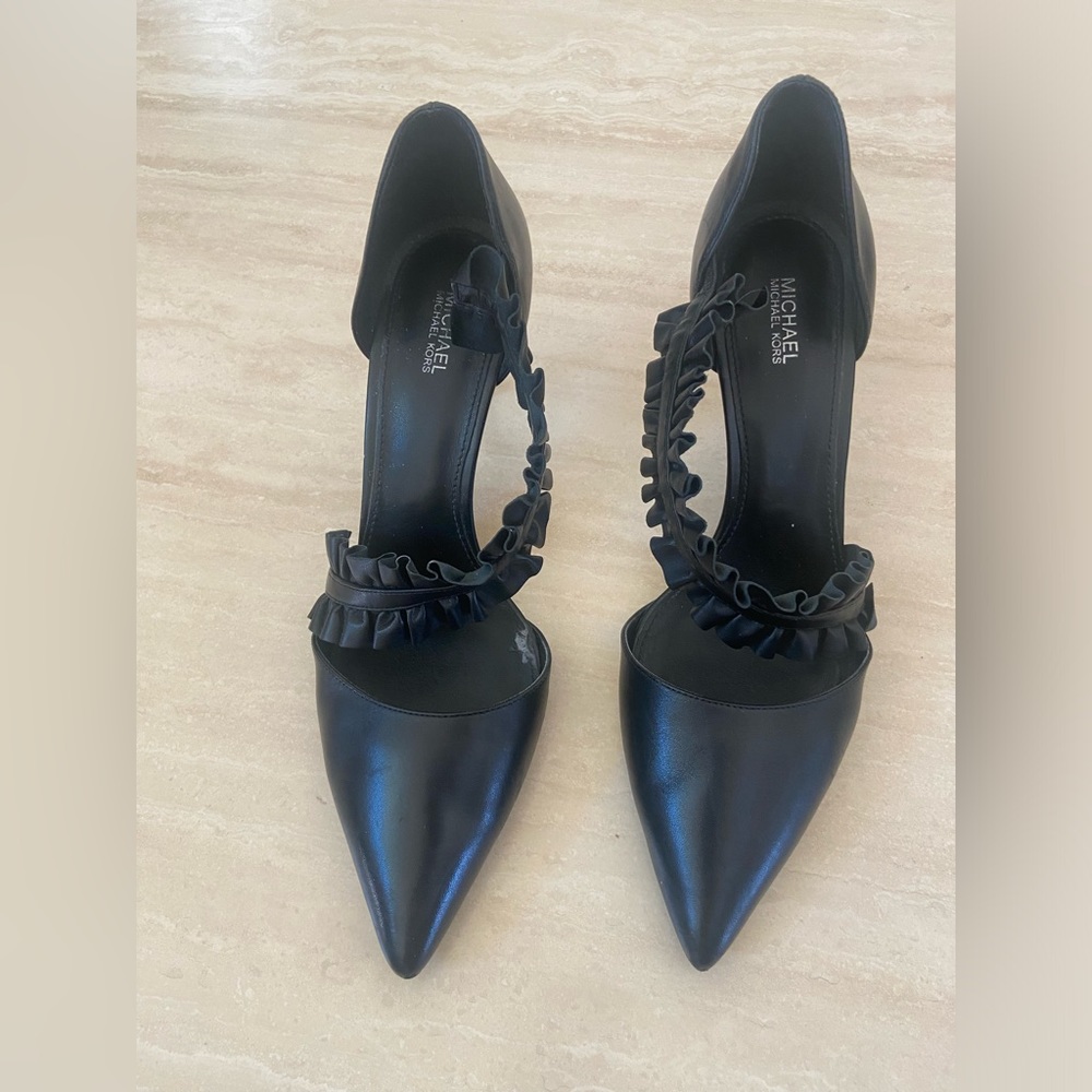 Women’s size 10 3 1/2” heels Michael Kors pump. Gorgeous and sexy strap.